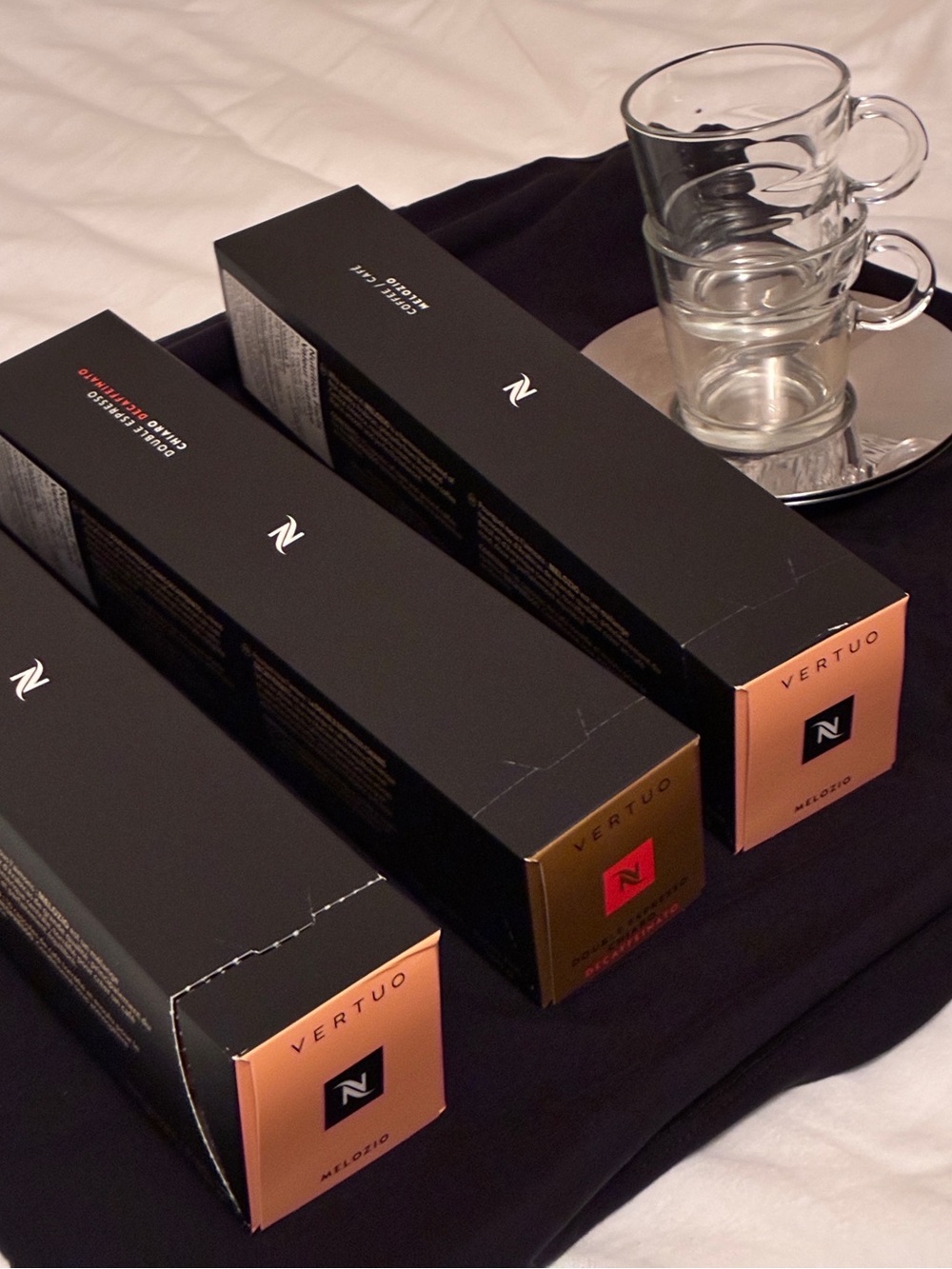 Nespresso 2 Glass cups, 2 metal saucers +30 Virtuo Coffee capsules